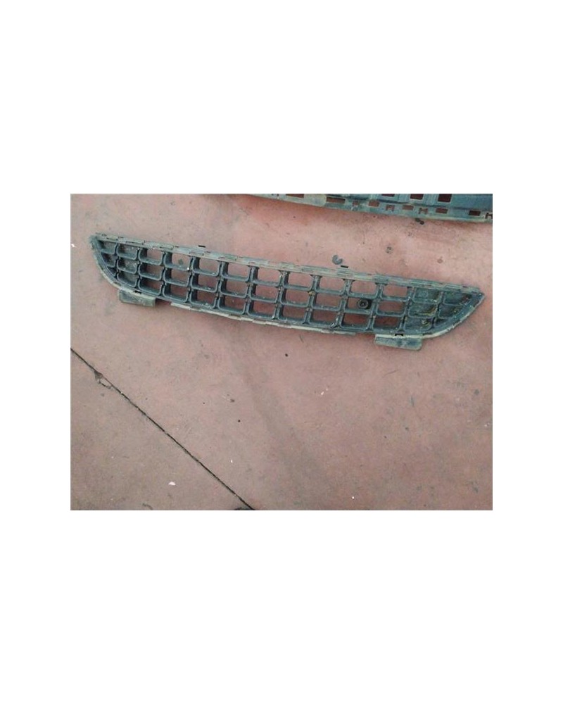REJILLA PARAGOLPES DEL. 