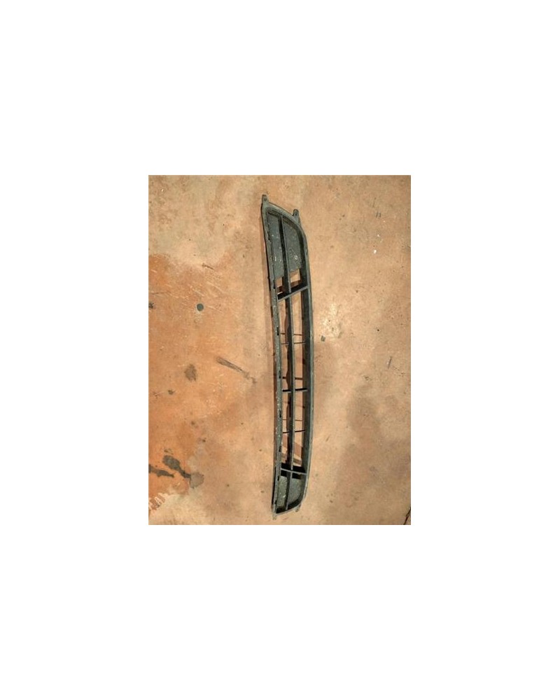 REJILLA PARAGOLPES DEL. 
