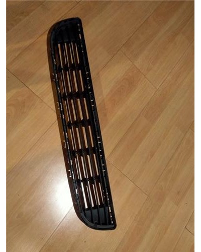 REJILLA PARAGOLPES DEL. 