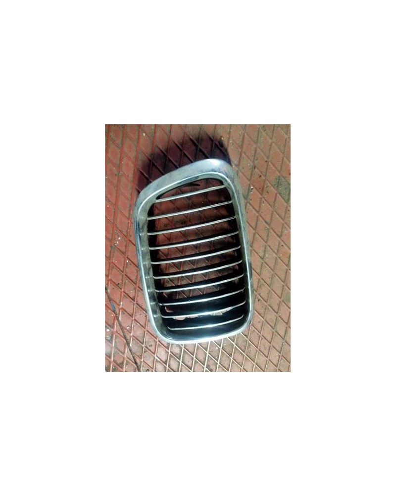 REJILLA PARAGOLPES DEL. DCHA.