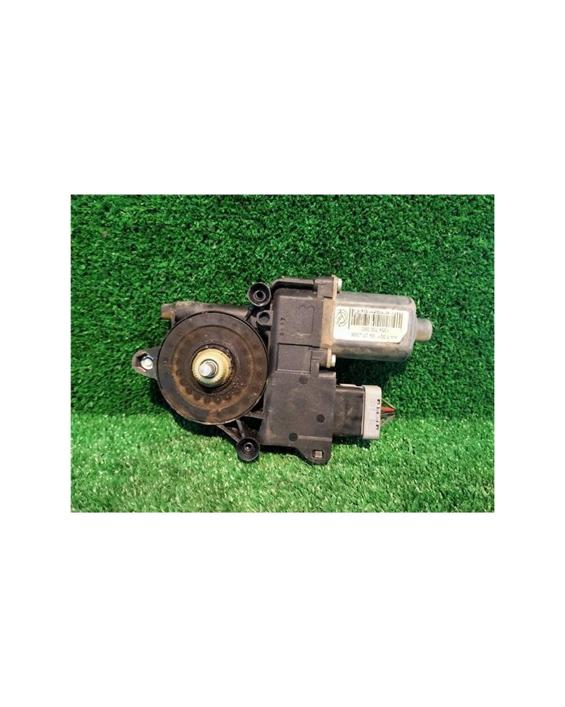 MOTOR ELEVALUNAS DEL. DCHO.