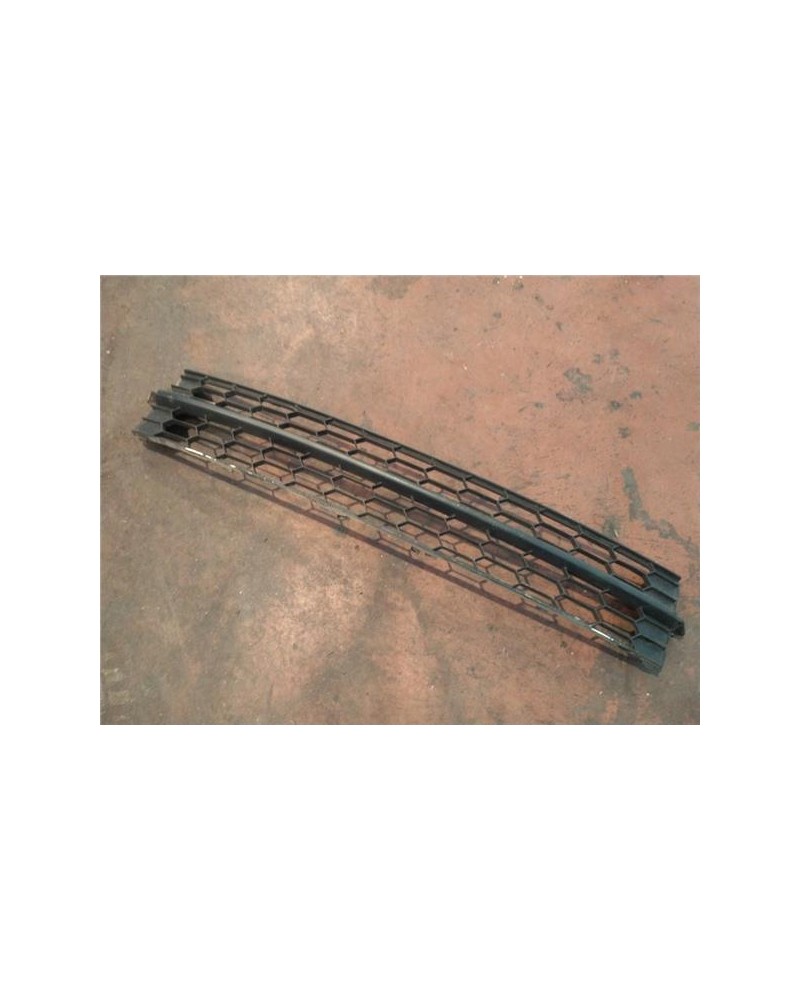 REJILLA PARAGOLPES DEL. 